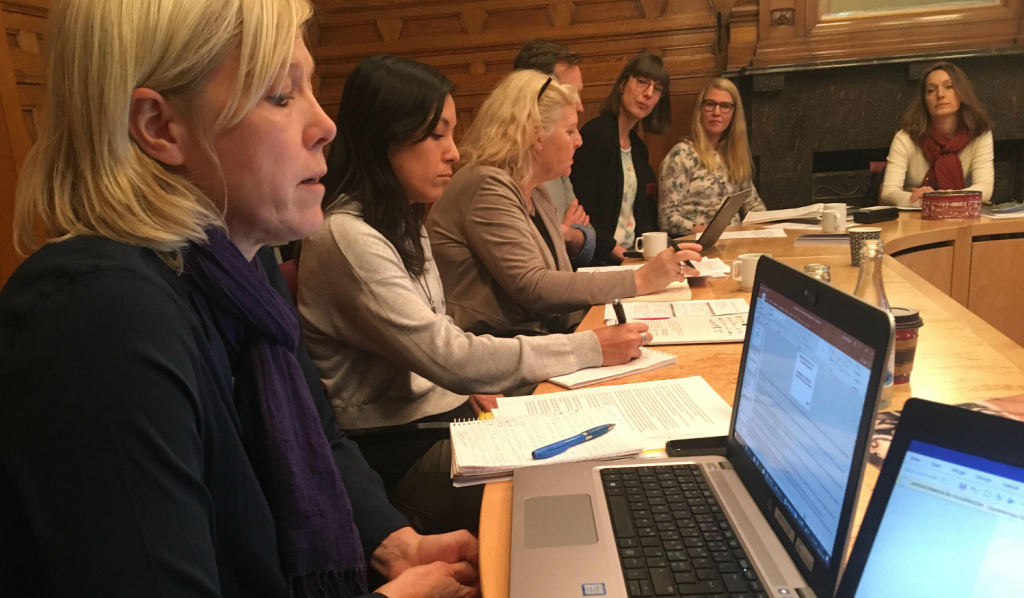 Foto från mötet. Fr. v. Marja Wholper, Afrikagrupperna; Marlene Sosa Mercado, Latinamerikagrupperna; Gunilla Eitrem, Naturskyddsföreningen; Martin Vogel, Svenska kyrkans internationella arbete; Anna Axelsson, Diakonia; Anna Östergren, Naturskyddsföreningen och en representant från socialdepartementet.