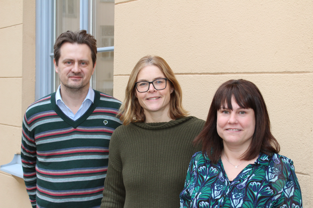 Henrik Halvardsson, policysamordnare, Cecilia Nilsson Kleffner, verksamhetschef, och Sara Dynesius, ekonom och administratör, utanför CONCORD Sveriges kansli.