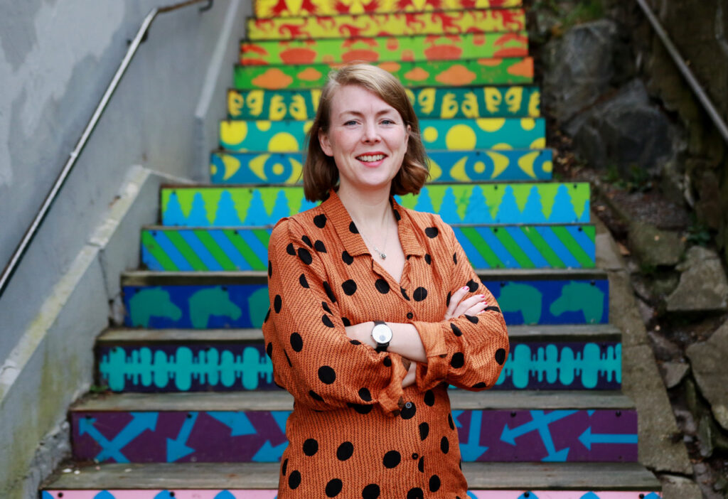 Ida Ragnarsson framför färgglad trappa