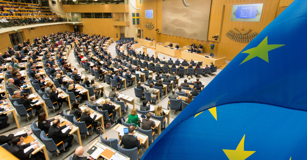 Riksdagen och EU-flagga. Foto: Ingemar Edfalk, Sveriges riksdag