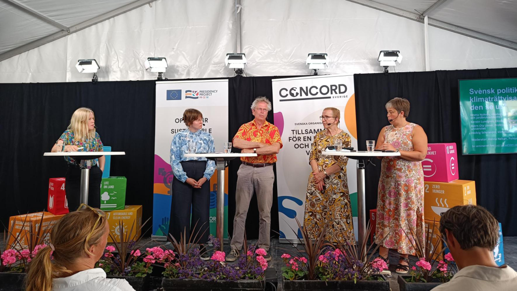 Fem personer i kläder med glada mönster och blommor.