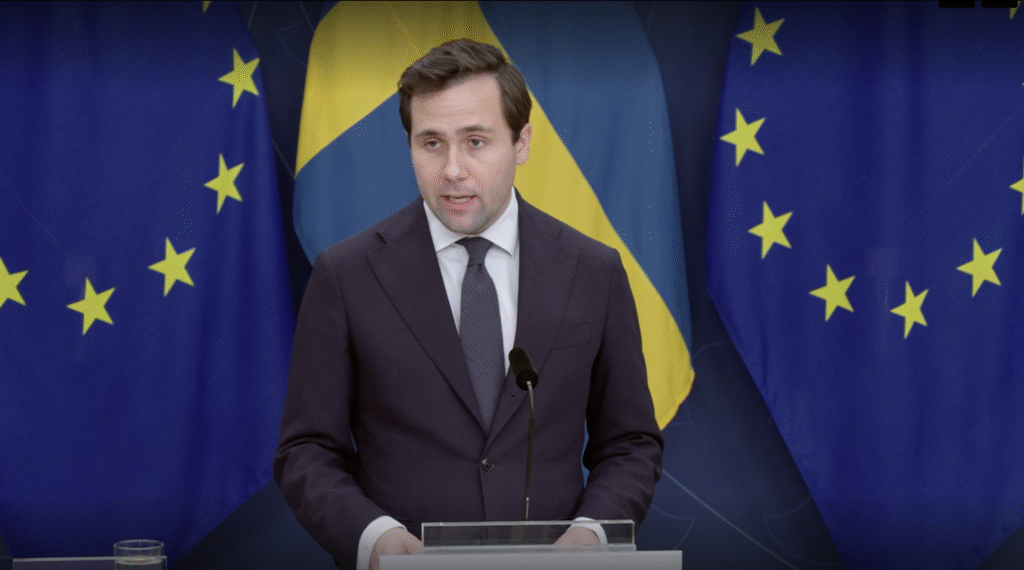 Benjamin Dousa håller presskonferens